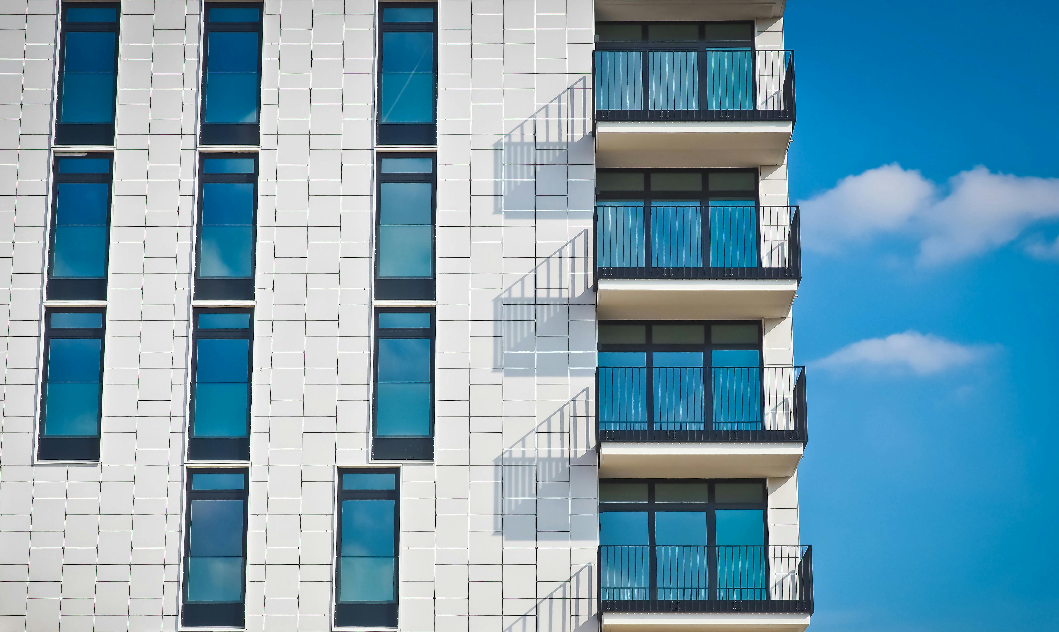 Despiece completo de fachada ventilada — cada pieza numerada incluidas especiales